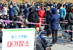 マスクを求めて列をなす韓国の人々（キム・ジン）