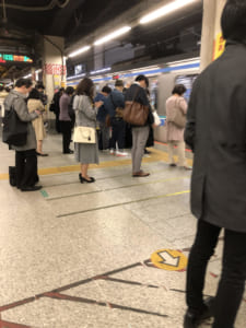 新宿駅京浜東北線。「2m離れて」などよく言えますね。無理です。