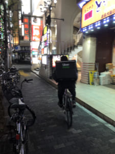 歌歌舞伎町でUberEatsは走る