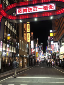 緊急事態宣言当日の歌舞伎町。この頃からは人が戻っている（撮影・編集部）